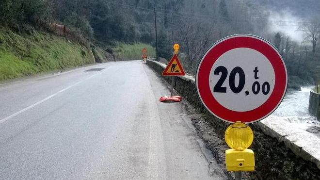 Paura per la frana a Iacco, stop ai mezzi pesanti