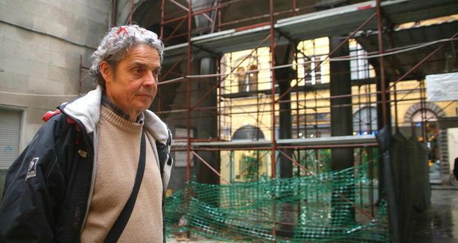 Ponteggi infiniti, protestano i librai di corte del Biancone 