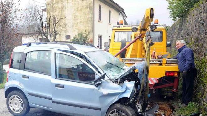 In auto contro un muro: muore 50enne