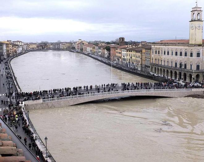 Quel gigante d’acqua che tiene la città in tensione per 9 ore 