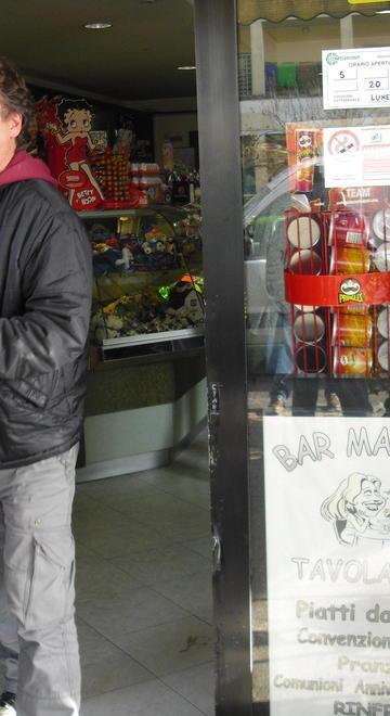 Martellate alla porta del bar “Marcacci” per rubare l’incasso 