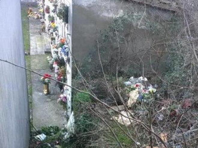 Degrado e discarica nel cimitero di Mulazzo 