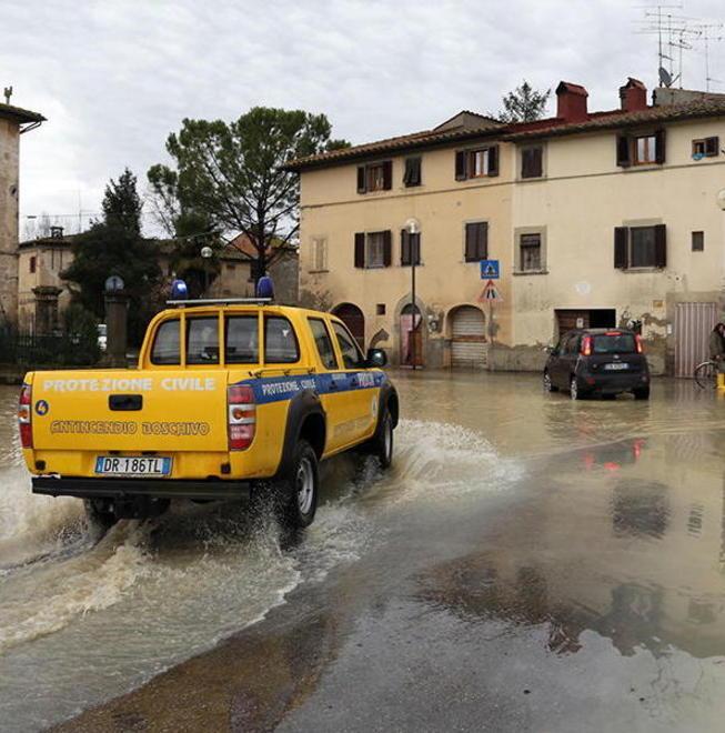 Fogne in tilt a S. Maria Protesta a Case Fanfani 
