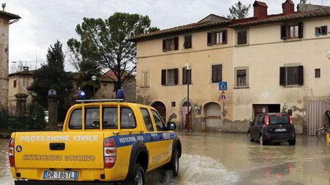 Fogne in tilt a S. Maria Protesta a Case Fanfani