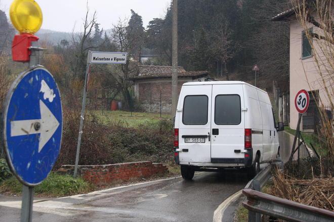 Cede il manto stradale, chiusa la via che porta da Figline a Cerreto 