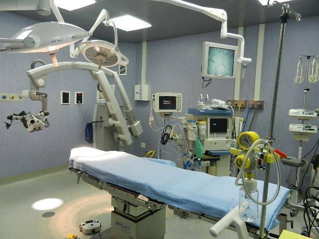 Infermiera cade nel reparto dove lavora, l’ambulanza non arriva 