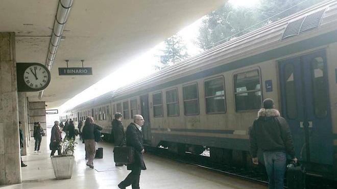 In coda per l’abbonamento ma la biglietteria chiude