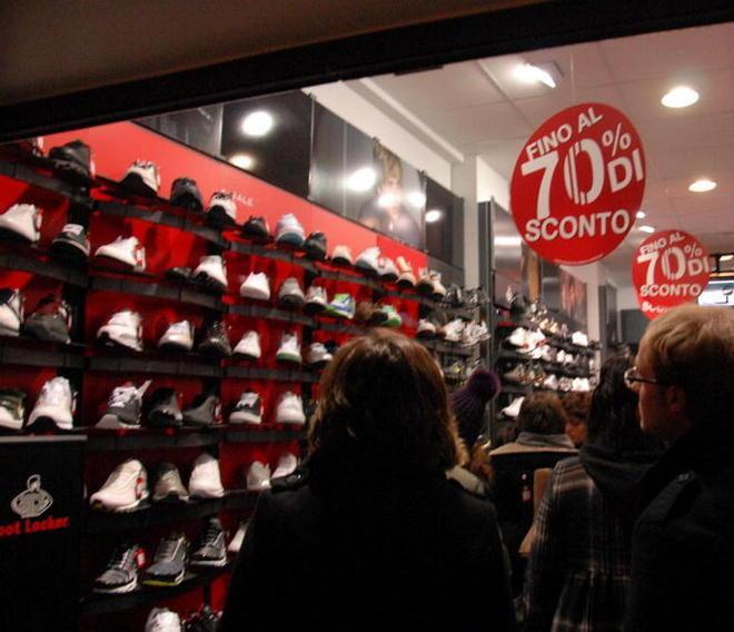 Quei prezzi gonfiati e poi scontati: ecco la vera truffa dei saldi 