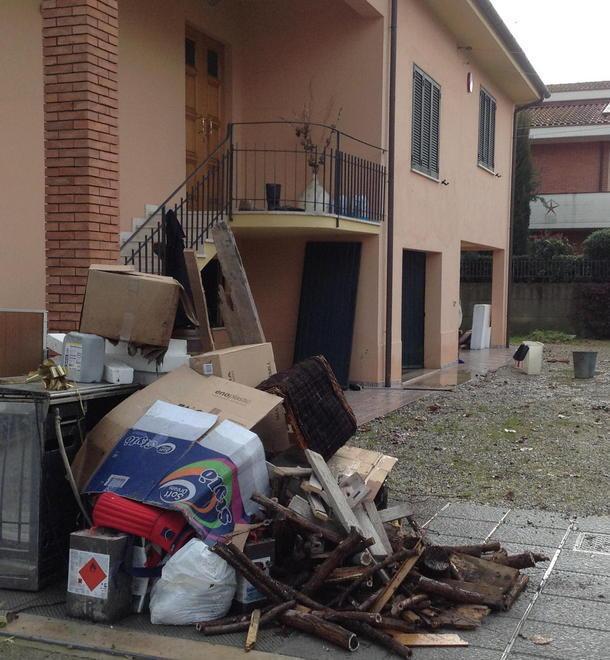 Contro il fango con stivali e tanta forza di volontà «Colpa delle Ferrovie» 