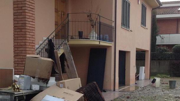 Contro il fango con stivali e tanta forza di volontà «Colpa delle Ferrovie»