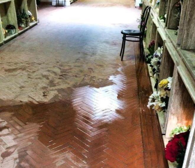 Mezzo cimitero invaso dall’acqua 