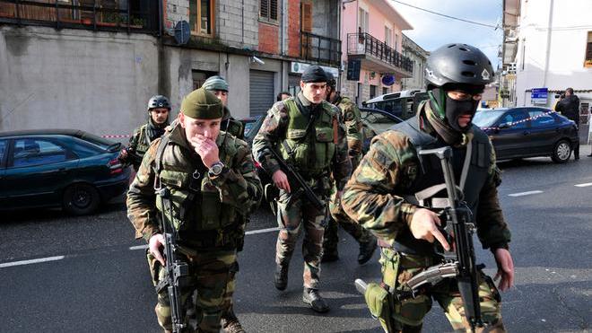 Traffico di droga e armi, maxi operazione dei carabinieri nel Nuorese: sei persone arrestate a Bitti 