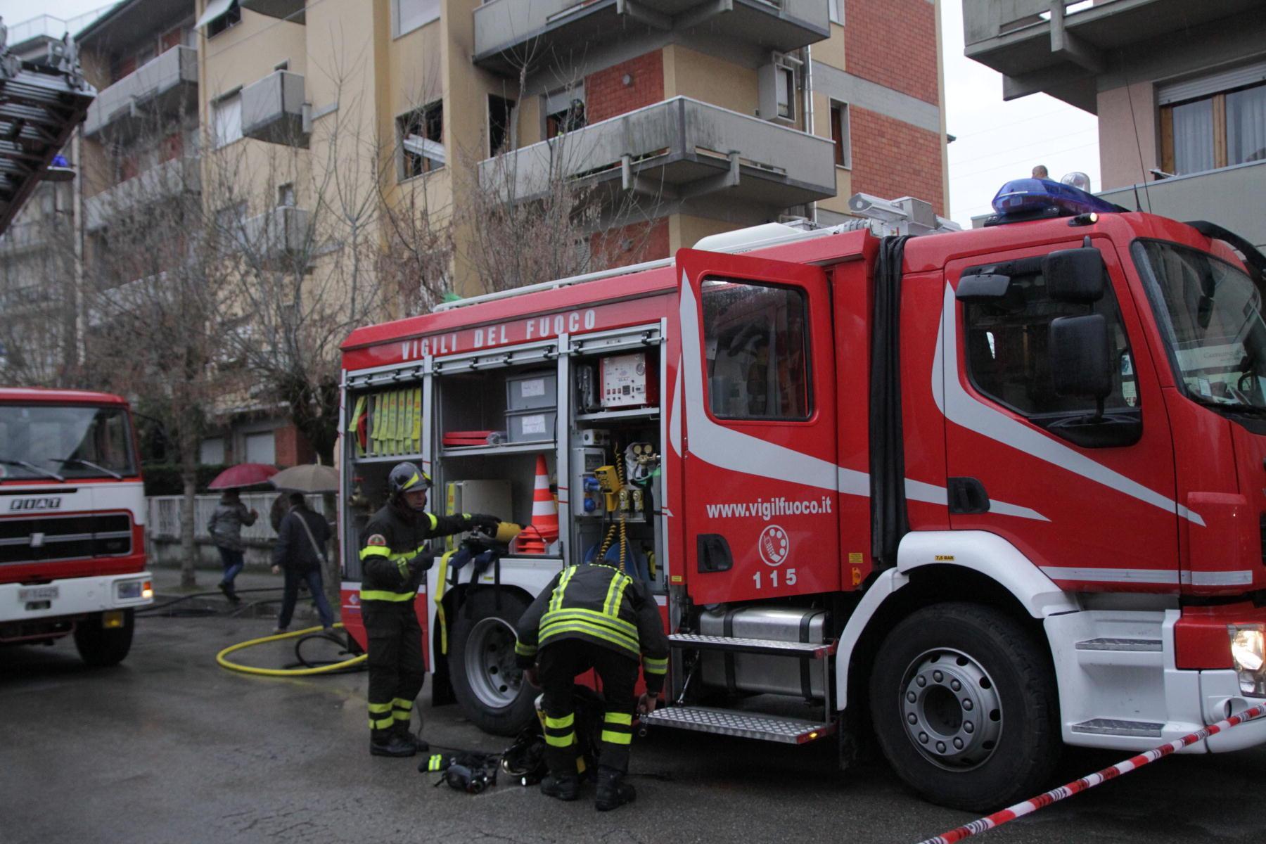 Auto finisce nel fossato all’alba sulla Camporcioni 