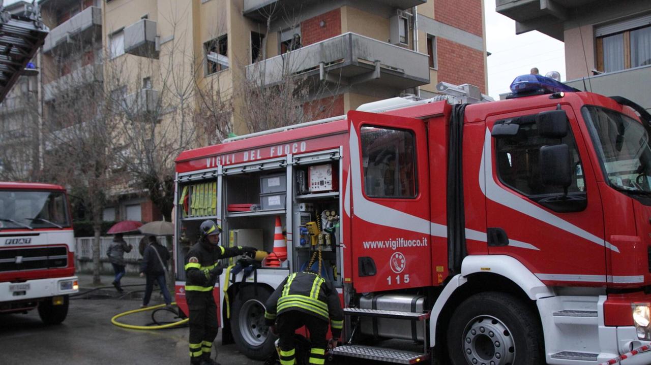 Auto finisce nel fossato all’alba sulla Camporcioni