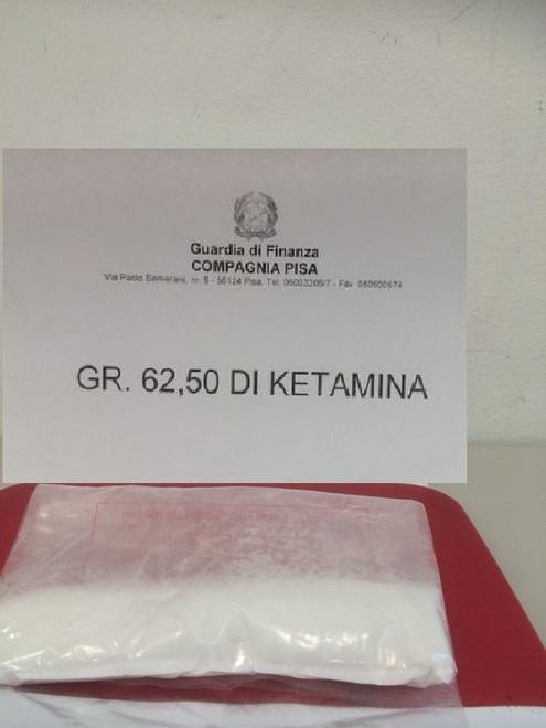 Sorpresa con la droga nella valigia: arrestata 