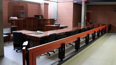 Tribunale a mezzo servizio semi vuoto e nel degrado