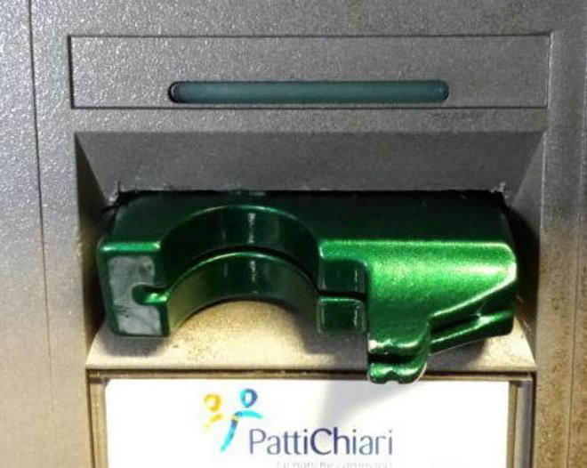 Skimmer applicato a un bancomat per clonare le carte di credito 