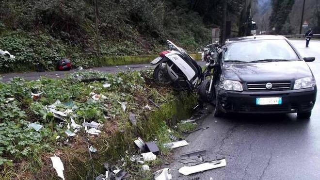 Auto sbanda e travolge uno scooter: morto sessantenne
