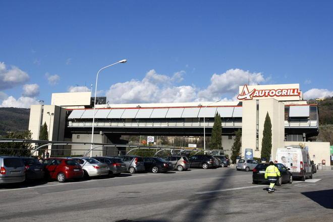 Scende dall’auto e muore all’Autogrill 