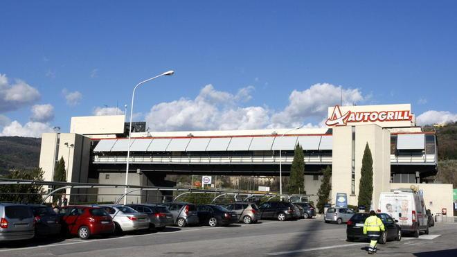 Scende dall’auto e muore all’Autogrill