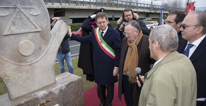 Carte e timbri falsi per salvare gli ebrei 