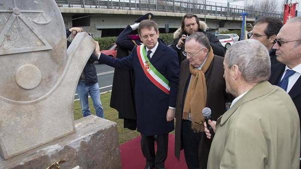 Carte e timbri falsi per salvare gli ebrei