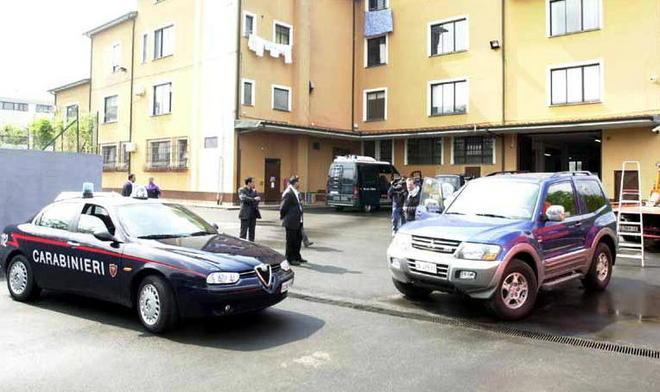 Rubano auto, pistola e cassaforte