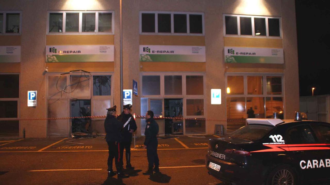 Ordigno esplode nella notte, danni a una ditta di elettronica: caccia all'attentatore solitario