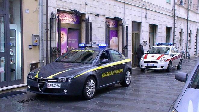 Sesso a sconto con la fidelity card, centro massaggi sequestrato 