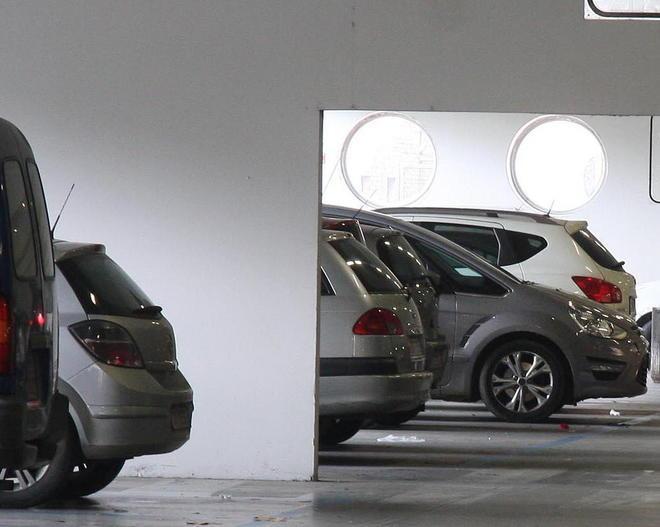 Coppia fa sesso in auto nel parcheggio Carrefour 