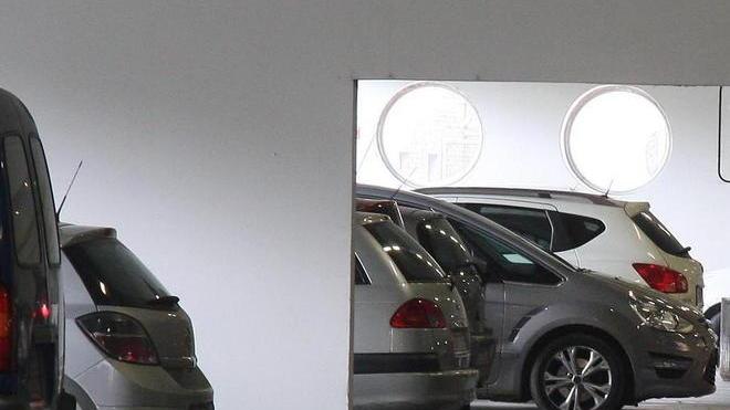 Coppia fa sesso in auto nel parcheggio Carrefour