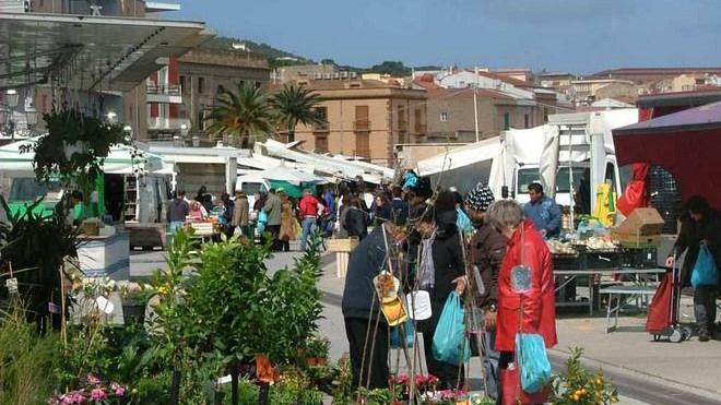 Il mercato ambulante torna in piazza Pegli, ma c’è chi preferiva il porto 