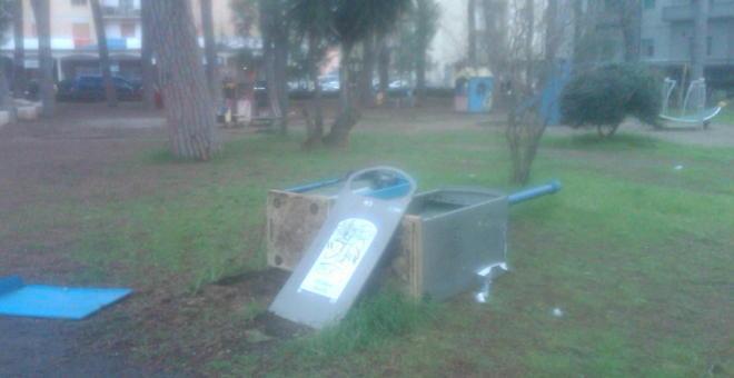Vandali scatenati nella pineta ovest 