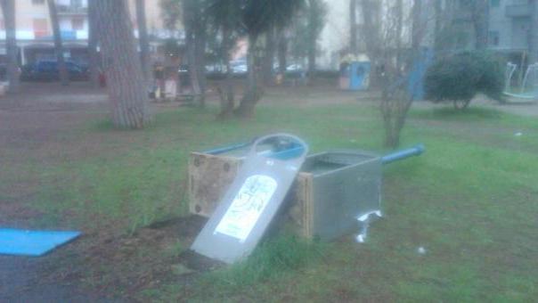 Vandali scatenati nella pineta ovest