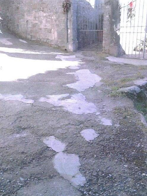 Protesta per le buche tappate col cemento 