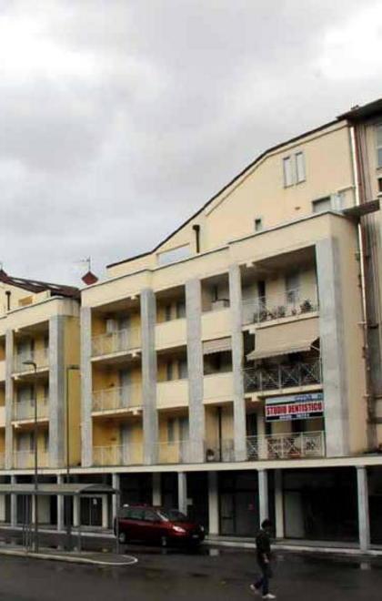 Altre segnalazioni: statua seminascosta e portone bicolor