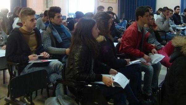 A lezione di finanza in 500 sui banchi