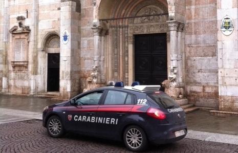Accende in duomo le candele votive senza pagarle