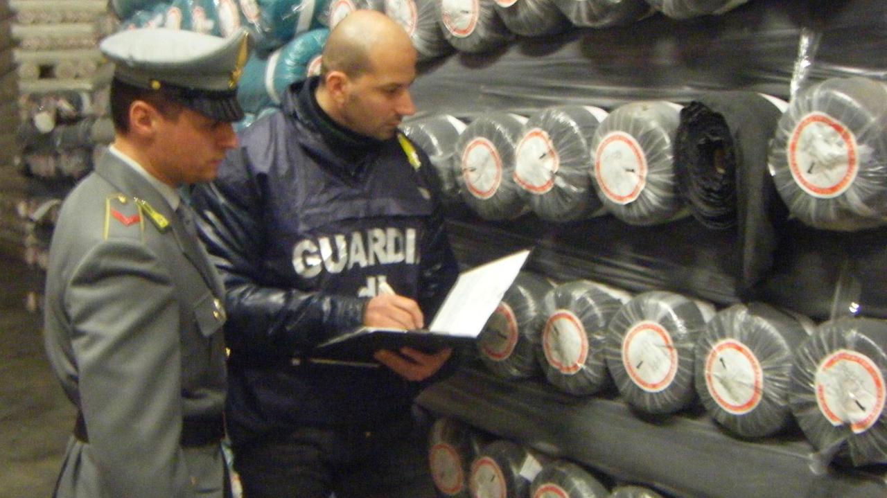 Maxisequestro di pezze in un capannone del Macrolotto 2