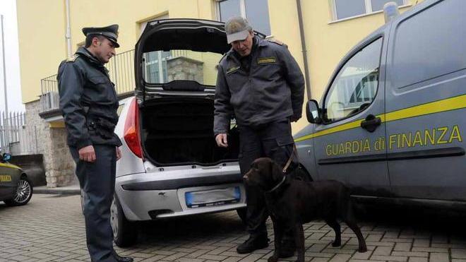Guida senza patente, denunciato