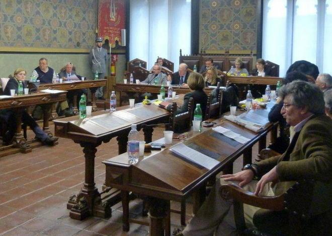 Metà banchi vuoti, salta il consiglio 
