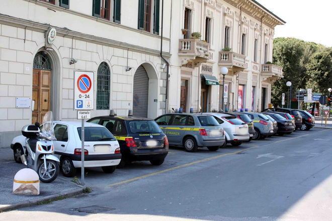 Ubriaco al volante va a sbattere contro le auto della Guardia di Finanza 