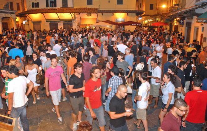 Movida, i residenti chiedono controlli e attaccano bar e pub 
