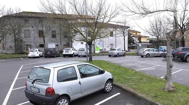 Buche e rattoppi continui via Cisanello è pericolosa 
