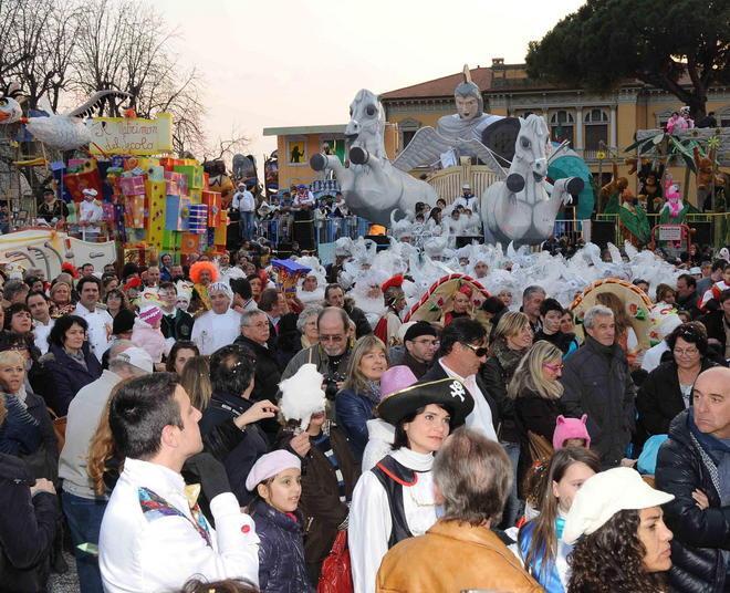 Arriva il carnevale costerà un po’ di più ed è ancora polemica 