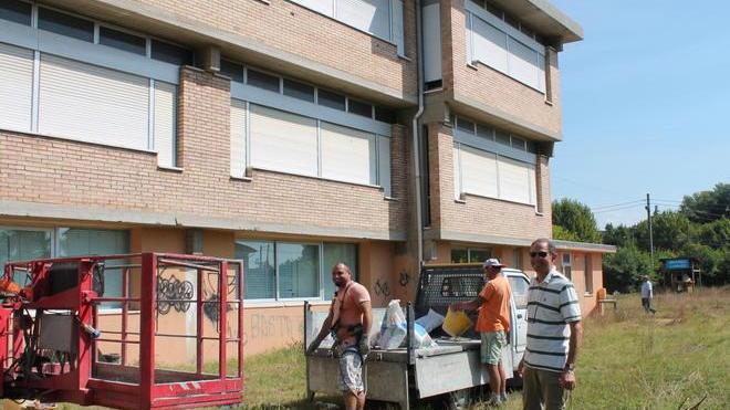 Un parcheggio da 50 posti auto accanto alla materna