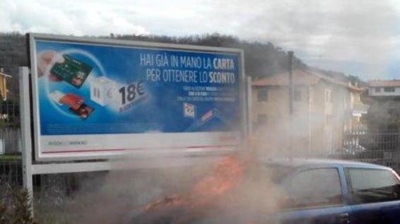 Auto a fuoco nel parcheggio a Santo Stefano