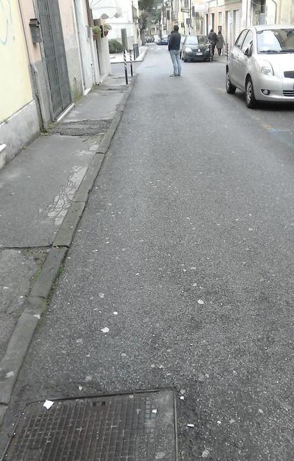 «Strada e marciapiede, orrendo biglietto da visita»