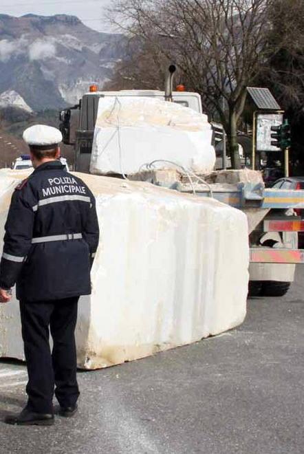 Camion perde un blocco sulla strada 