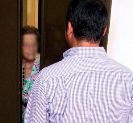 «Mi fa vedere la villetta?» E ruba soldi e gioielli 